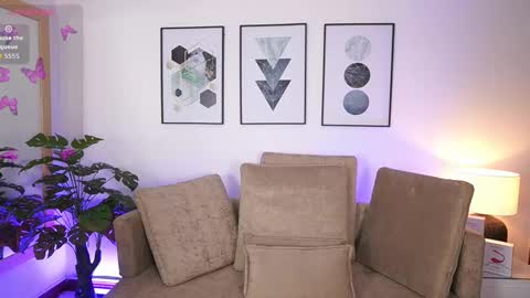 milacrave online show from September 15, 2025, 11:43 am