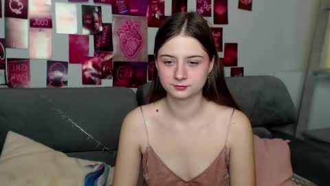 milanaroz online show from October 19, 2025, 4:57 am