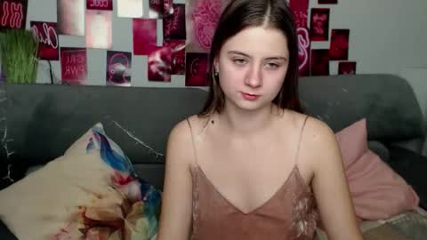 milanaroz online show from October 19, 2025, 5:02 pm