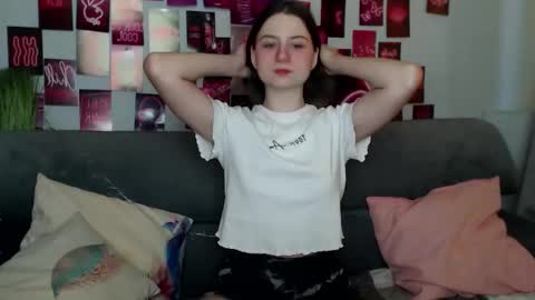 milanaroz online show from October 26, 2025, 5:57 am