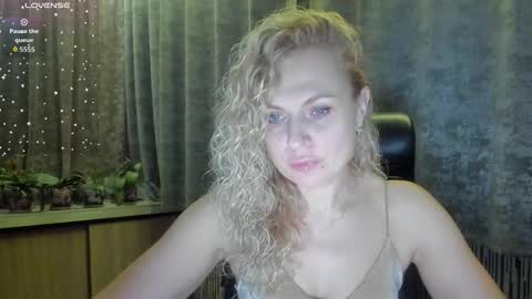 milanna_x online show from October 12, 2025, 8:52 pm
