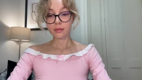 Mila online show from November 11, 2025, 3:34 pm