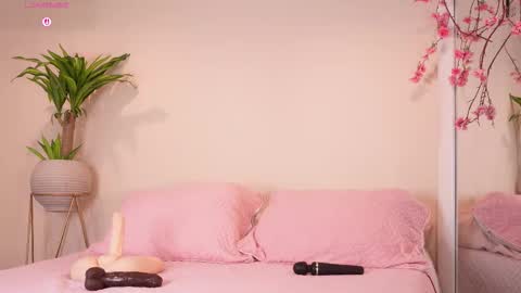 Snapshot of mili_moon_ chatting on October 23, 2025, 12:15 pm online show from October 23, 2025, 12:15 pm