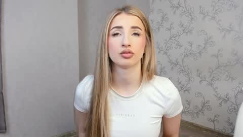 Snapshot of milky_waybaby chatting on January 17, 2025, 8:56 am Vivian online show from January 17, 2025, 8:56 am