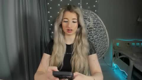 Snapshot of milky_waybaby chatting on October 18, 2025, 9:32 am Vivian online show from October 18, 2025, 9:32 am