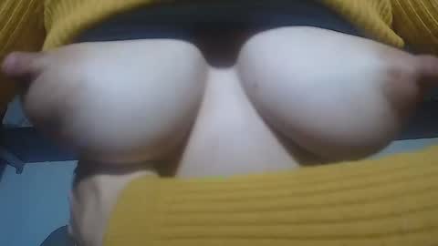 Snapshot of milkycandycce chatting on December 26, 2024, 10:52 pm C online show from December 26, 2024, 10:52 pm