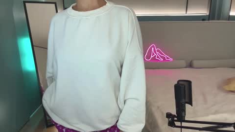 Mila online show from March 6, 2025, 8:05 pm