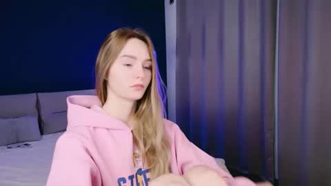 Mila online show from November 23, 2025, 7:08 am