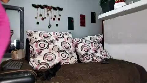 Snapshot of milu_curly chatting on November 26, 2025, 6:03 am Milu online show from November 26, 2025, 6:03 am