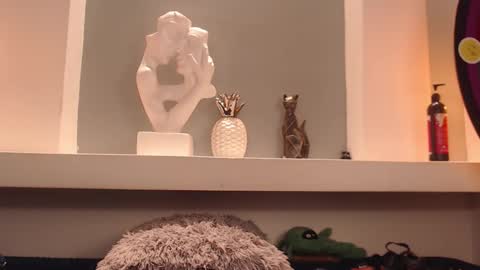 Milu Wallace  online show from November 10, 2025, 11:04 pm