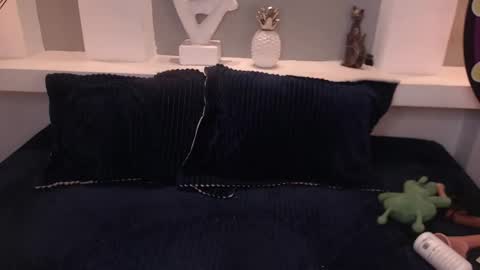 Milu Wallace  online show from December 5, 2025, 1:36 am