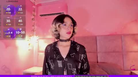 Minji online show from October 3, 2025, 6:49 pm