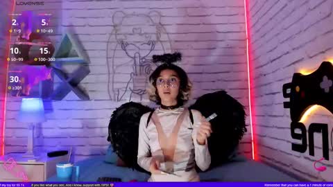 Minji online show from October 10, 2025, 6:29 pm