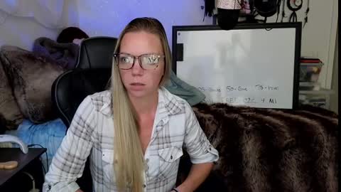 Snapshot of mindymars chatting on September 17, 2025, 3:14 pm Mindy Mars online show from September 17, 2025, 3:14 pm