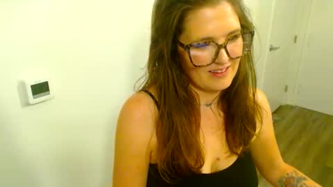 Snapshot of mindymounds chatting on April 28, 2026, 5:01 am Mindy online show from April 28, 2026, 5:01 am