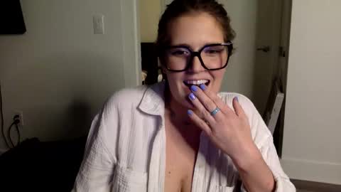 Snapshot of mindymounds chatting on May 19, 2026, 1:56 am Mindy online show from May 19, 2026, 1:56 am
