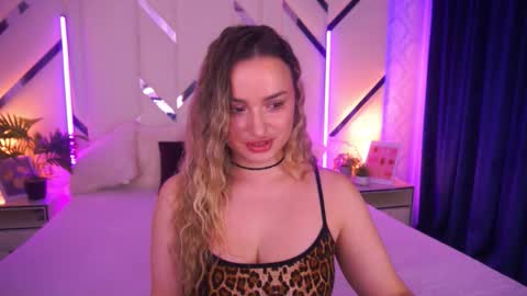 minifox_ online show from November 23, 2025, 8:25 am