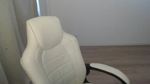 mira_g online show from October 3, 2025, 6:32 am