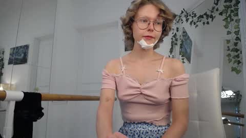 mira_marni online show from September 12, 2025, 11:10 am