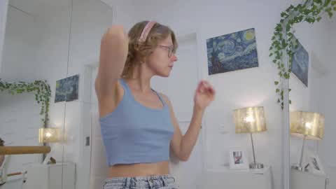 mira_marni online show from November 13, 2025, 10:58 am