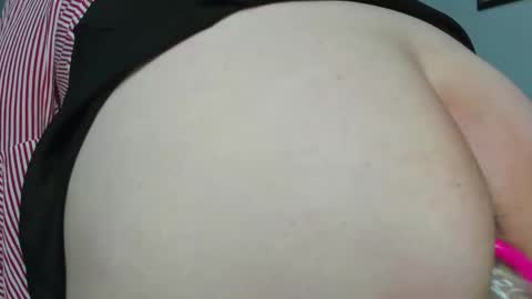 Snapshot of mishell_bons4 chatting on March 5, 2026, 10:17 pm Mishell Bons online show from March 5, 2026, 10:17 pm