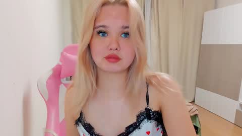 Snapshot of miss__selena chatting on December 18, 2024, 10:02 pm miss__selena online show from December 18, 2024, 10:02 pm