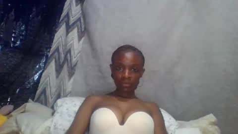 miss_belllo online show from February 4, 2025, 7:40 am