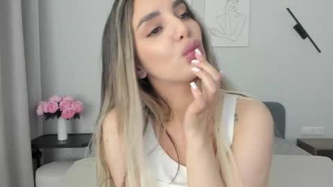 Snapshot of miss_emilyy chatting on April 29, 2026, 11:33 pm Emily online show from April 29, 2026, 11:33 pm