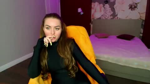 miss_kiten online show from May 6, 2026, 6:24 pm