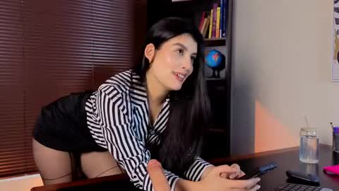 Snapshot of missatenea2 chatting on June 3, 2026, 1:25 pm Laura online show from June 3, 2026, 1:25 pm