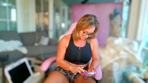 Snapshot of missbehavinxoxo chatting on October 22, 2025, 12:16 pm MissBehavinxoxo online show from October 22, 2025, 12:16 pm