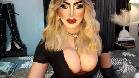 Snapshot of misschannel4sub chatting on November 5, 2025, 9:42 am PRIESTESS CHANNEL online show from November 5, 2025, 9:42 am