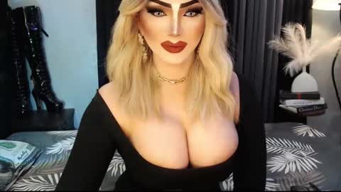 Snapshot of misschannel4sub chatting on December 5, 2025, 6:59 pm PRIESTESS CHANNEL online show from December 5, 2025, 6:59 pm