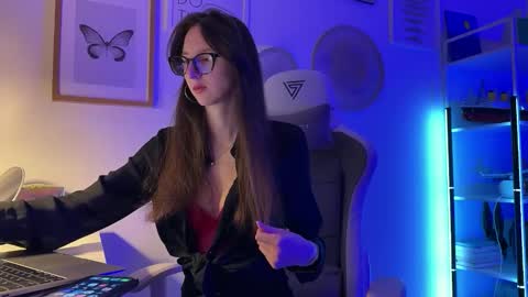 misslalii online show from April 15, 2026, 11:28 am