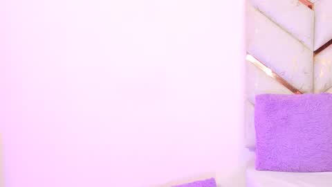 lyly  independient model online show from April 7, 2026, 1:55 pm