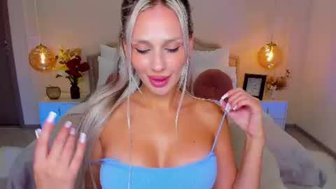Snapshot of misslou_ chatting on August 7, 2026, 5:31 am Lou online show from August 7, 2026, 5:31 am
