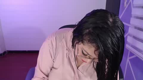 Miia online show from December 4, 2025, 2:59 pm