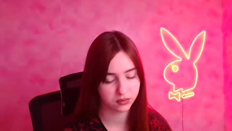 Mia online show from November 18, 2025, 7:07 pm