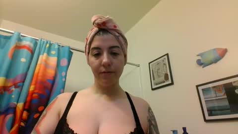 MissMona online show from April 12, 2026, 1:27 pm