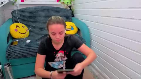 . online show from November 21, 2025, 6:56 am