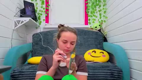 . online show from December 1, 2025, 7:35 am