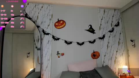 missvioleet online show from October 19, 2025, 5:02 pm