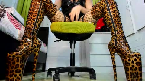 Tiffany online show from September 24, 2025, 3:10 am