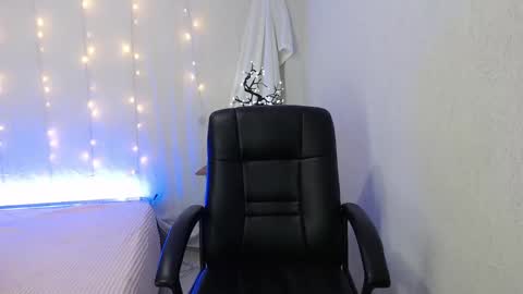 mixie_cute online show from December 2, 2024, 1:58 am