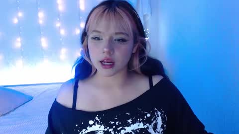 mixie_cute online show from December 4, 2024, 9:13 pm