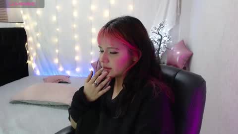 mixie_cute online show from December 18, 2024, 12:32 am