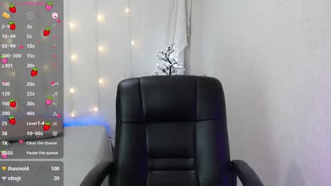 mixie_cute online show from December 20, 2024, 1:03 am