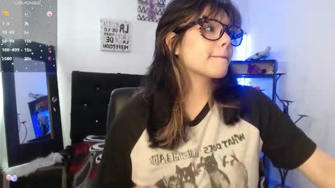 mixie_cute online show from November 4, 2025, 1:32 pm