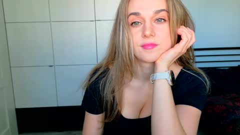 mmminnie online show from April 1, 2026, 2:03 pm