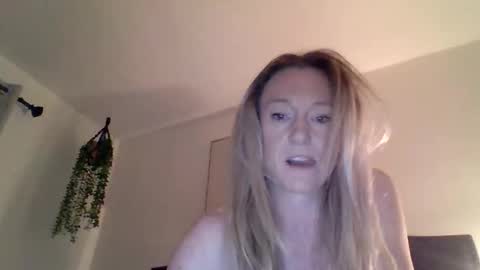 Snapshot of mockingbirds91 chatting on May 10, 2026, 4:06 am mockingbirds91 online show from May 10, 2026, 4:06 am